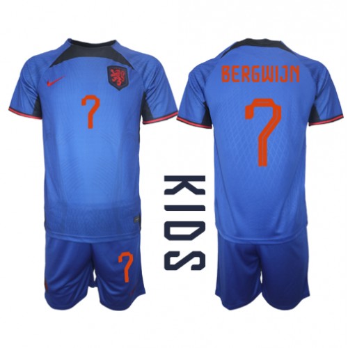 Fotballdrakt Barn Nederland Steven Bergwijn #7 Bortedraktsett VM 2022 Kortermet (+ Korte bukser)